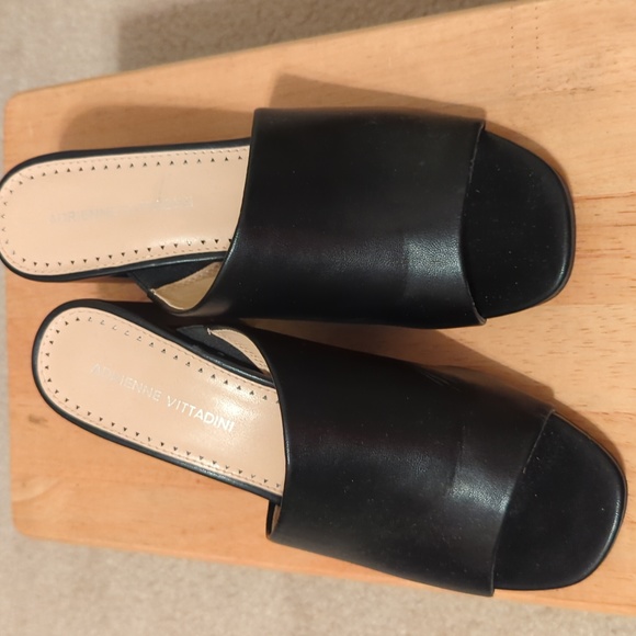 Black mules. Pk4 - Picture 1 of 6